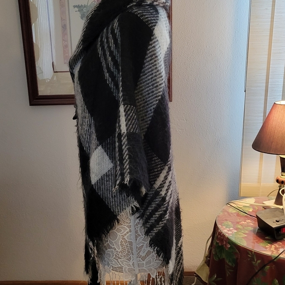 Soft and warm shawl with toggle closure - Picture 3 of 5
